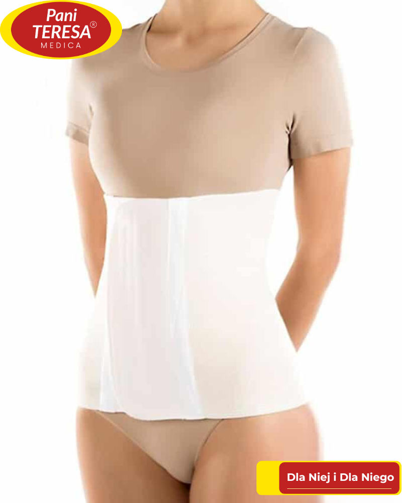 Kobieta w beżowej bluzce i białym pasie uciskowym na brzuch, z rękami za plecami, na jasnym tle.