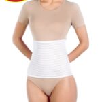 Modelka w beżowej koszulce i majtkach, z opaską na talii wspomagającą odchudzanie, na białym tle.