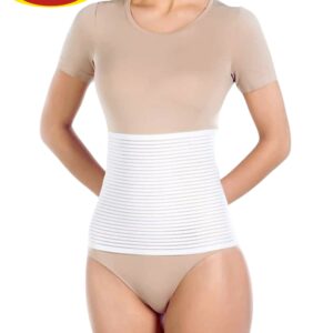 Modelka w beżowej koszulce i majtkach, z opaską na talii wspomagającą odchudzanie, na białym tle.