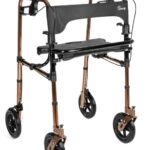 Lekki, składany chodzik z czterema kółkami, czarnym siedziskiem i podparciem na ręce, w kolorze brązowym.
