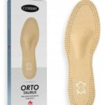 Wkładki skórzane z pianką, w kształcie stopy, z perforacją, obok opakowania z napisem Corbby ORTO TAURUS.