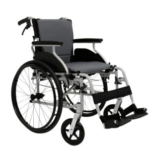 Wózek inwalidzki z czarną i szarą tapicerką, dużymi kołami i podnóżkami, na białym tle.