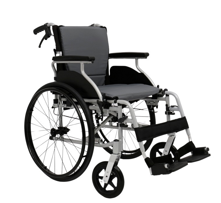 Wózek inwalidzki z czarną i szarą tapicerką, dużymi kołami i podnóżkami, na białym tle.