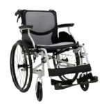 Lekki wózek inwalidzki z czarnym siedziskiem i oparciem, metalową ramą, dużymi kołami i podnóżkami.