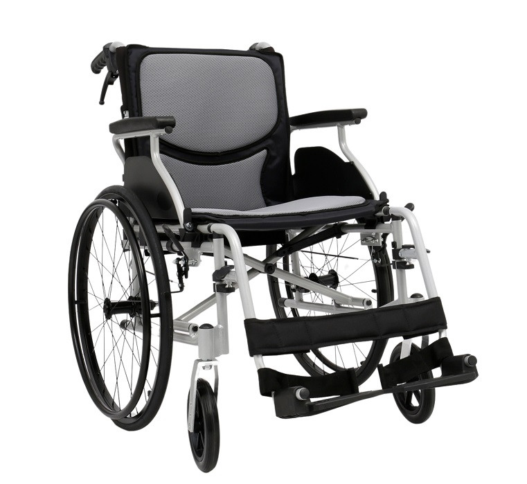 Lekki wózek inwalidzki z czarnym siedziskiem i oparciem, metalową ramą, dużymi kołami i podnóżkami.
