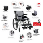 Lekki wózek inwalidzki z regulowanymi podnóżkami, miękkim siedziskiem, składanym oparciem i kieszenią w podporze.