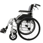 Wózek inwalidzki z dużymi kołami i regulowanym oparciem, czarno-szary z białymi elementami ramy.