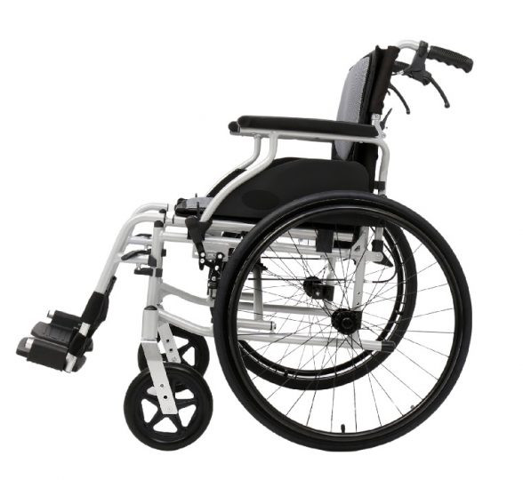 Wózek inwalidzki z dużymi kołami i regulowanym oparciem, czarno-szary z białymi elementami ramy.