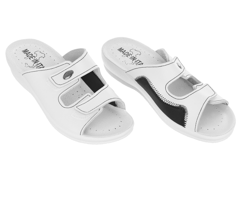 Białe klapki z czarnymi wstawkami i dwoma regulowanymi paskami na rzepy, na podeszwie napis Made in Italy.