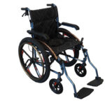 Lekki wózek inwalidzki z czarnym siedziskiem i podnóżkami, z dużymi kołami i regulowanymi ramionami.