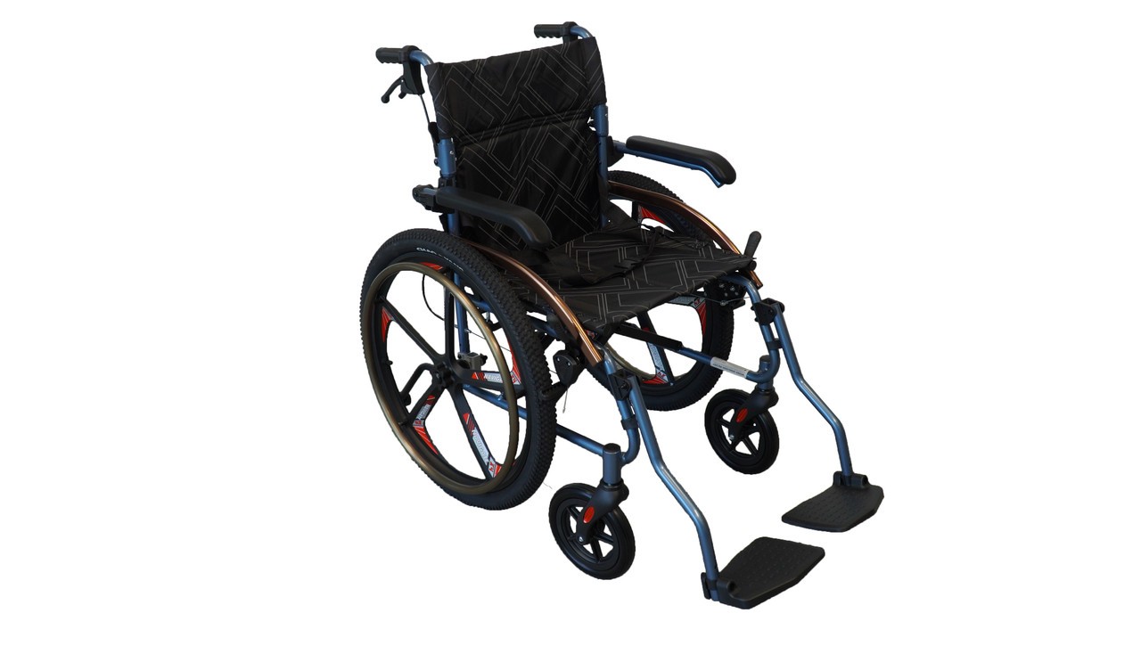 Lekki wózek inwalidzki z czarnym siedziskiem i podnóżkami, z dużymi kołami i regulowanymi ramionami.