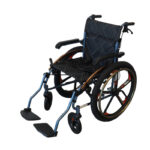 Wózek inwalidzki z czarnym siedziskiem i oparciem, metalową ramą, dużymi tylnymi kołami i mniejszymi przednimi, na biał