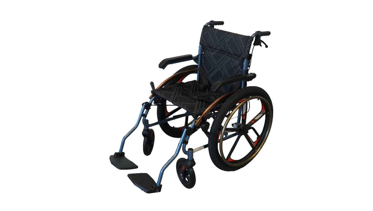 Wózek inwalidzki z czarnym siedziskiem i oparciem, metalową ramą, dużymi tylnymi kołami i mniejszymi przednimi, na biał