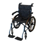 Wózek inwalidzki z czarnym siedziskiem i oparciem, metalową ramą, dużymi kołami i podnóżkami, ustawiony na białym tle