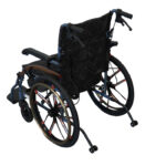 Lekki wózek inwalidzki z czarnym siedziskiem i ramą, z dużymi kołami i podnóżkami, ustawiony na białym tle.