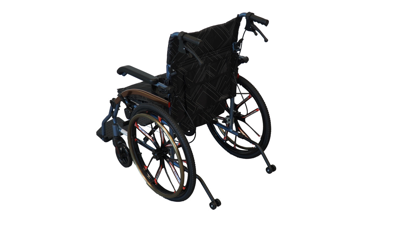 Lekki wózek inwalidzki z czarnym siedziskiem i ramą, z dużymi kołami i podnóżkami, ustawiony na białym tle.