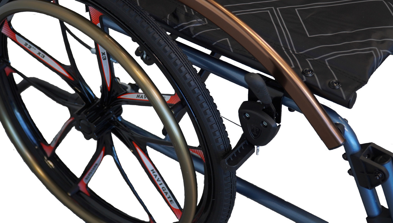 Rama i koła wózka inwalidzkiego z czarnym siedziskiem i metalowymi elementami, widoczne detale konstrukcji.