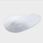 Biała wkładka ortopedyczna z wyprofilowanym kształtem i żebrowaniem, przeznaczona do wkładania do butów.