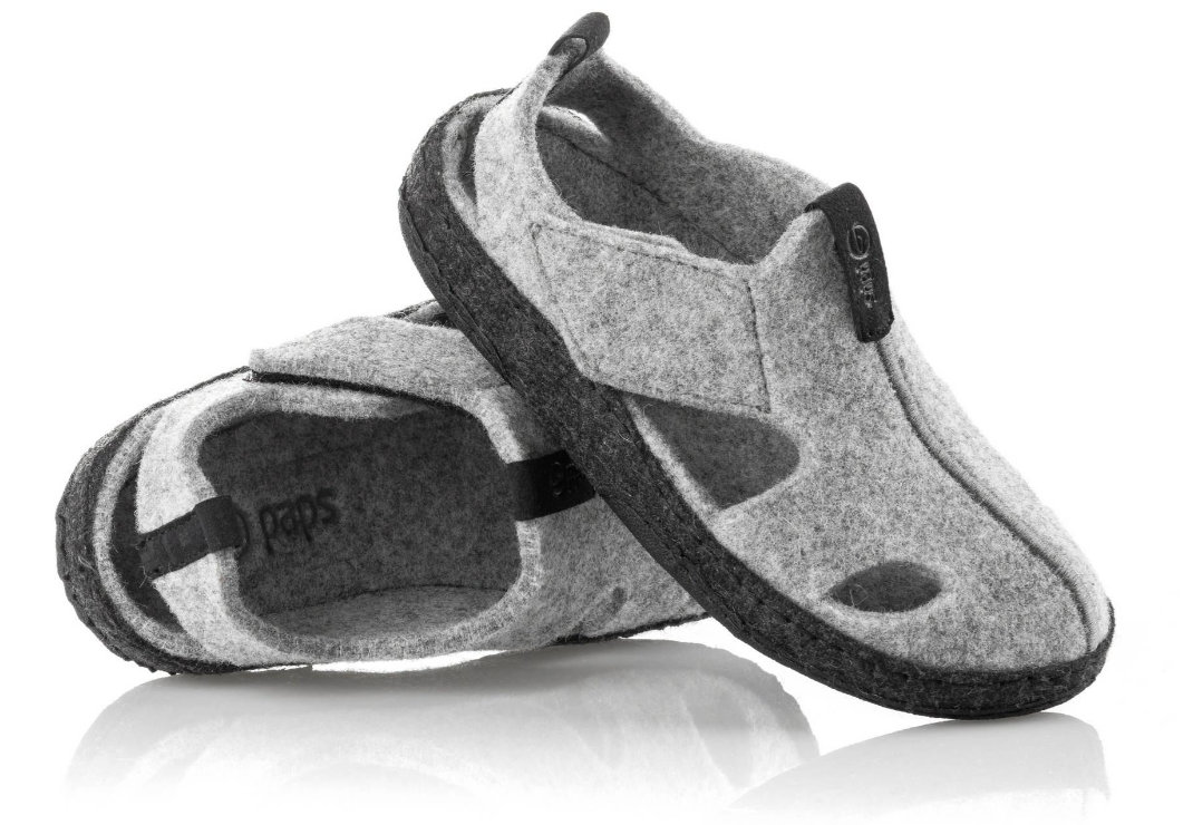 Podeszwa i cholewka szarych, miękkich butów z rzepami i otworami wentylacyjnymi, przeznaczonych do chodzenia po domu.