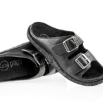 Czarne kapcie z dwoma regulowanymi paskami na sprzączki, otwarte palce, miękka wyściółka.