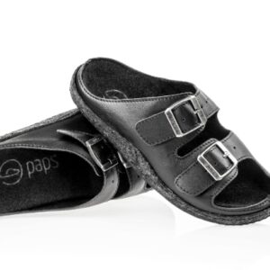 Czarne kapcie z dwoma regulowanymi paskami na sprzączki, otwarte palce, miękka wyściółka.