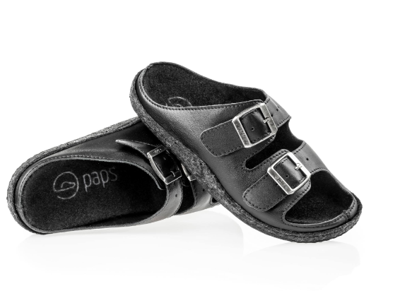 Czarne kapcie z dwoma regulowanymi paskami na sprzączki, otwarte palce, miękka wyściółka.