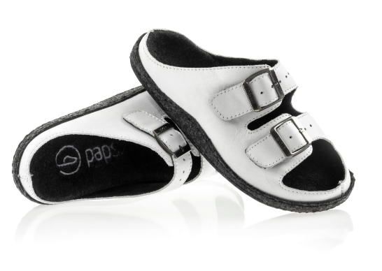 Białe sandały z czarnymi wyściółkami i dwoma regulowanymi paskami na klamry.