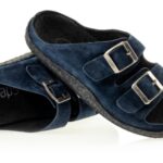 Niebieskie kapcie z dwoma paskami i metalowymi klamrami, miękką czarną wkładką i podeszwą.