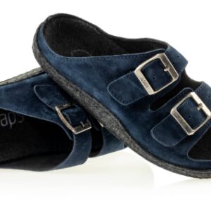 Niebieskie kapcie z dwoma paskami i metalowymi klamrami, miękką czarną wkładką i podeszwą.