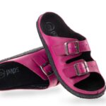 Różowe kapcie na dwie regulowane klamry, z czarną wkładką i podeszwą, marki Paps.