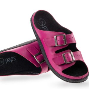 Różowe kapcie na dwie regulowane klamry, z czarną wkładką i podeszwą, marki Paps.