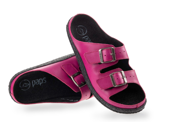 Różowe kapcie na dwie regulowane klamry, z czarną wkładką i podeszwą, marki Paps.