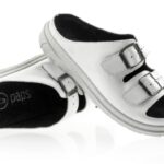 Białe buty sportowe z czarnymi elementami i dwoma rzepami na wierzchu.