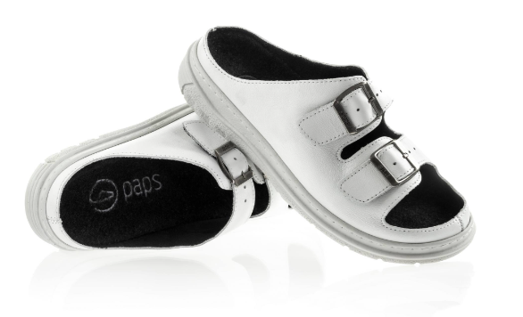 Białe buty sportowe z czarnymi elementami i dwoma rzepami na wierzchu.