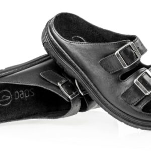 Czarne kapcie z dwoma regulowanymi paskami na rzepy, miękką wyściółką i antypoślizgową podeszwą.