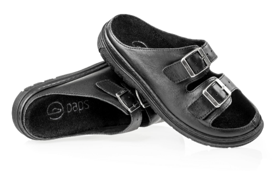 Czarne kapcie z dwoma regulowanymi paskami na rzepy, miękką wyściółką i antypoślizgową podeszwą.