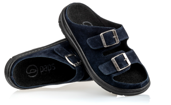 Czarne kapcie z dwoma regulowanymi paskami na rzepy i miękkim wykończeniem wnętrza.