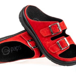 Czerwone kapcie na czarnej podeszwie z dwoma regulowanymi paskami i metalowymi klamrami.