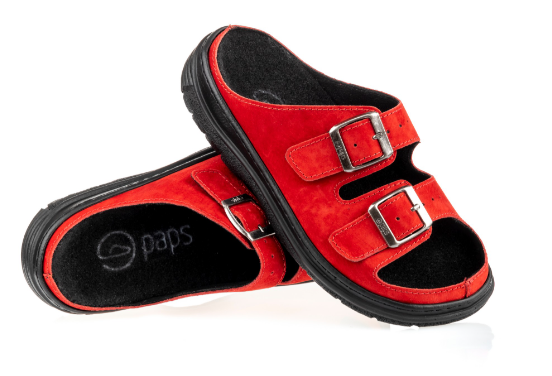 Czerwone kapcie na czarnej podeszwie z dwoma regulowanymi paskami i metalowymi klamrami.