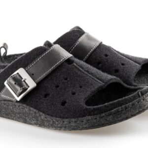 Czarne kapcie z szerokim paskiem z metalową klamrą i otwartym palcem, na miękkiej podeszwie.