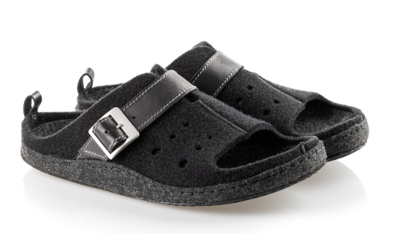 Czarne kapcie z szerokim paskiem z metalową klamrą i otwartym palcem, na miękkiej podeszwie.