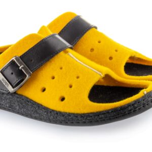 Żółte kapcie z czarnym paskiem i otwartym palcem, na miękkiej czarnej podeszwie.
