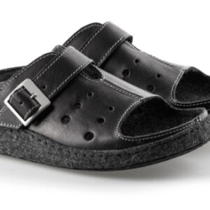 Czarne kapcie z szerokim paskiem i metalową klamrą, wykonane z miękkiego materiału, na podeszwie z filcu.