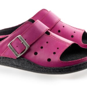 Różowe kapcie z czarną podeszwą, z regulowanym paskiem na sprzączkę i otworami wentylacyjnymi.