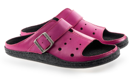 Różowe kapcie z czarną podeszwą, z regulowanym paskiem na sprzączkę i otworami wentylacyjnymi.