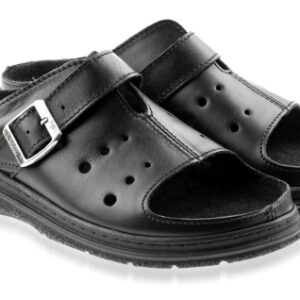 Czarne sandały z zapięciem na sprzączkę i otwartym palcem, wykonane ze skóry, na płaskiej podeszwie.