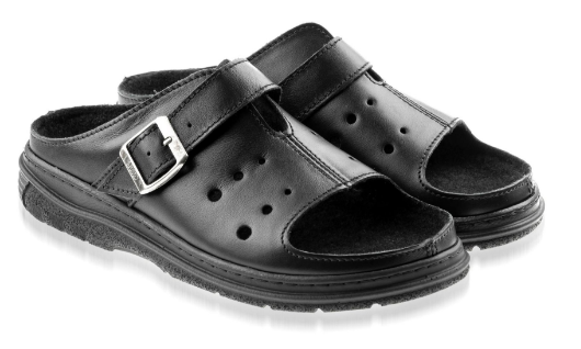 Czarne sandały z zapięciem na sprzączkę i otwartym palcem, wykonane ze skóry, na płaskiej podeszwie.