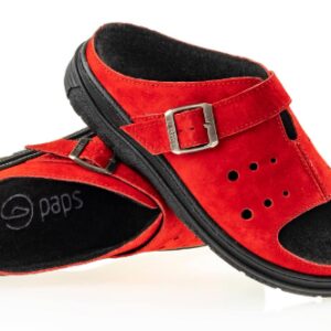 Czerwone, miękkie pantofle z czarną podeszwą i zapięciem na klamrę, przeznaczone do użytku domowego.