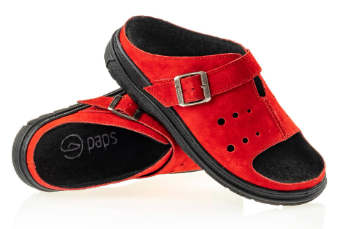 Czerwone, miękkie pantofle z czarną podeszwą i zapięciem na klamrę, przeznaczone do użytku domowego.