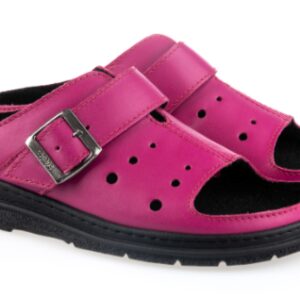 Różowe sandały z czarną podeszwą, z regulowanym paskiem i otwartymi palcami.